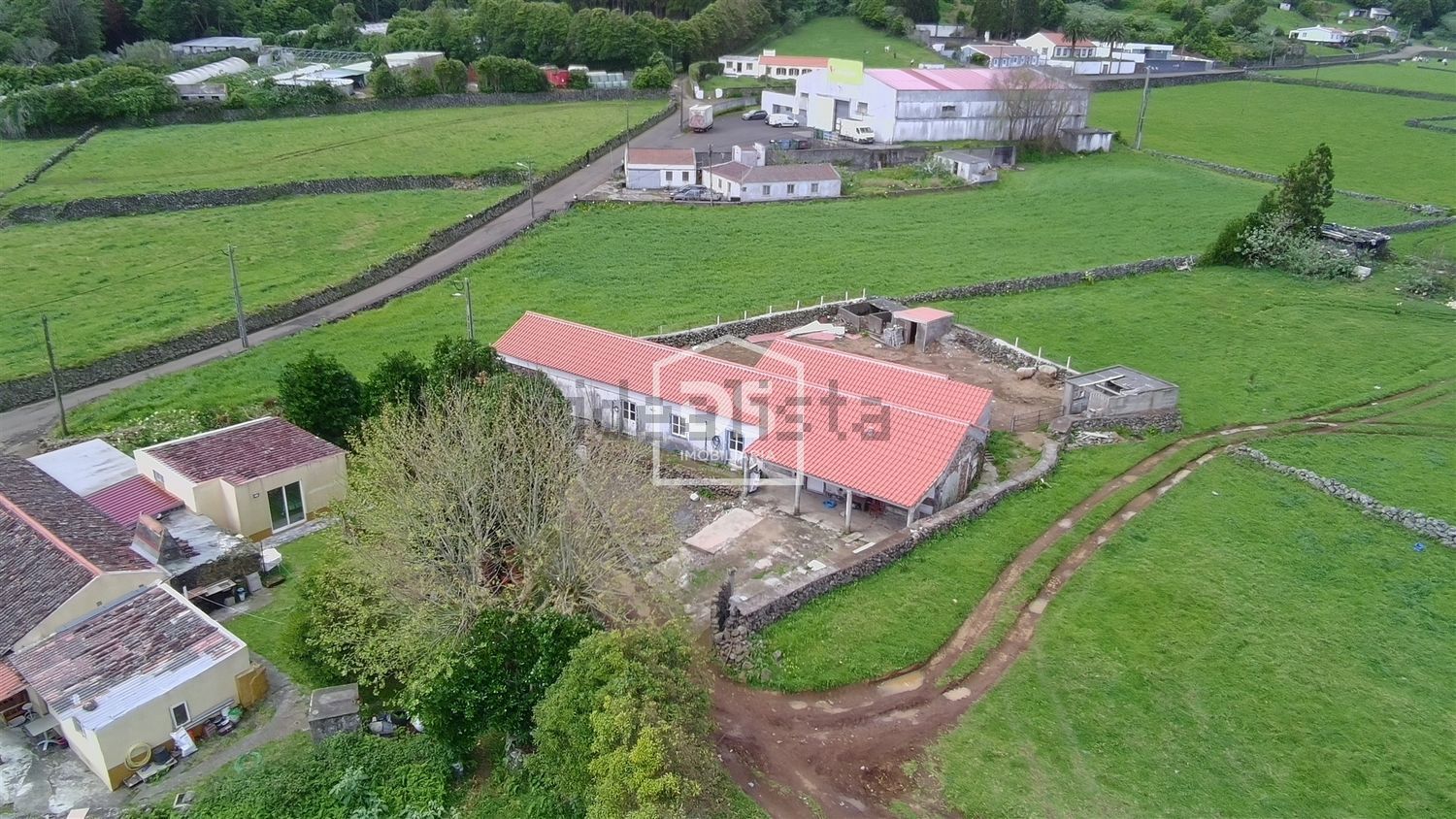 联排别墅出售在Praia da Vitória (Santa Cruz) - 游泳池
