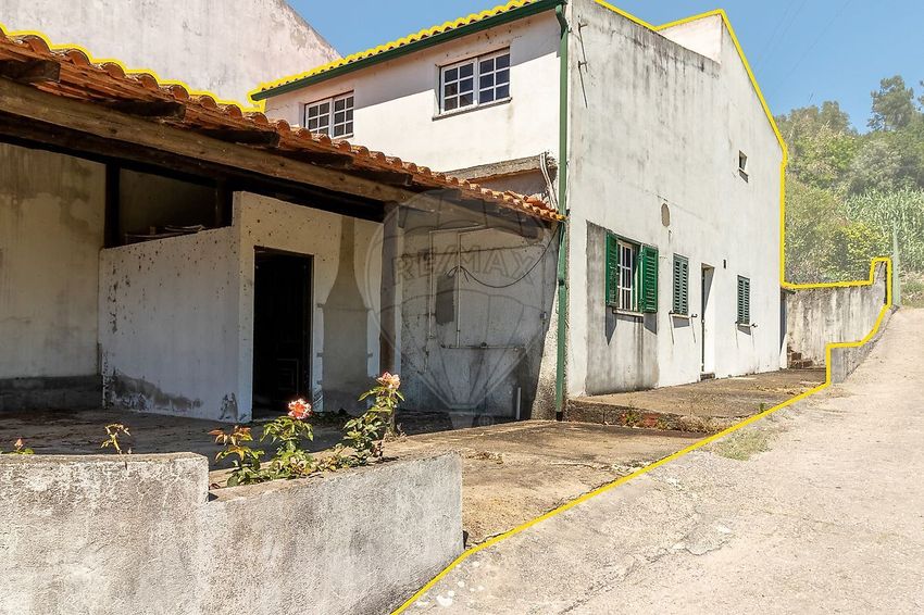 小楼房或独栋别墅出售在Rua 25 de Abril