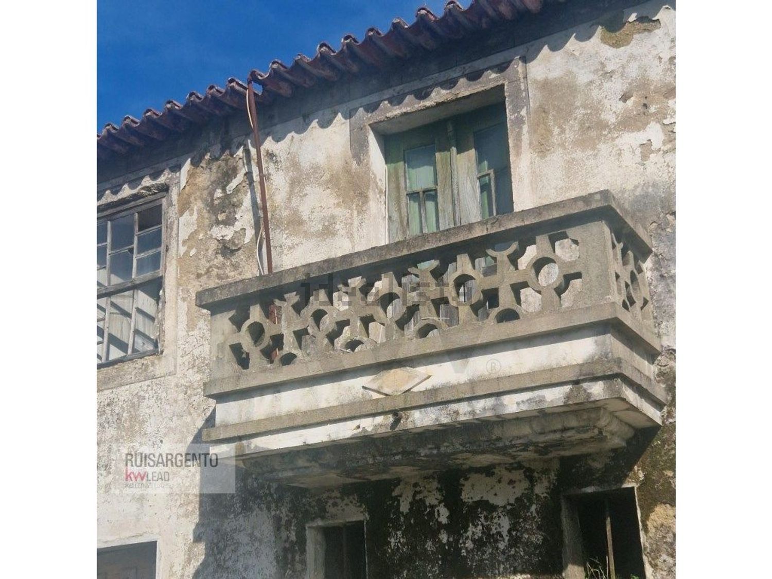 小楼房或独栋别墅出售在Rua de Santo Antão - 外立面