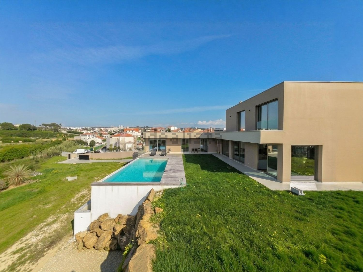 小楼房或独栋别墅出售在Ericeira Sul - 游泳池