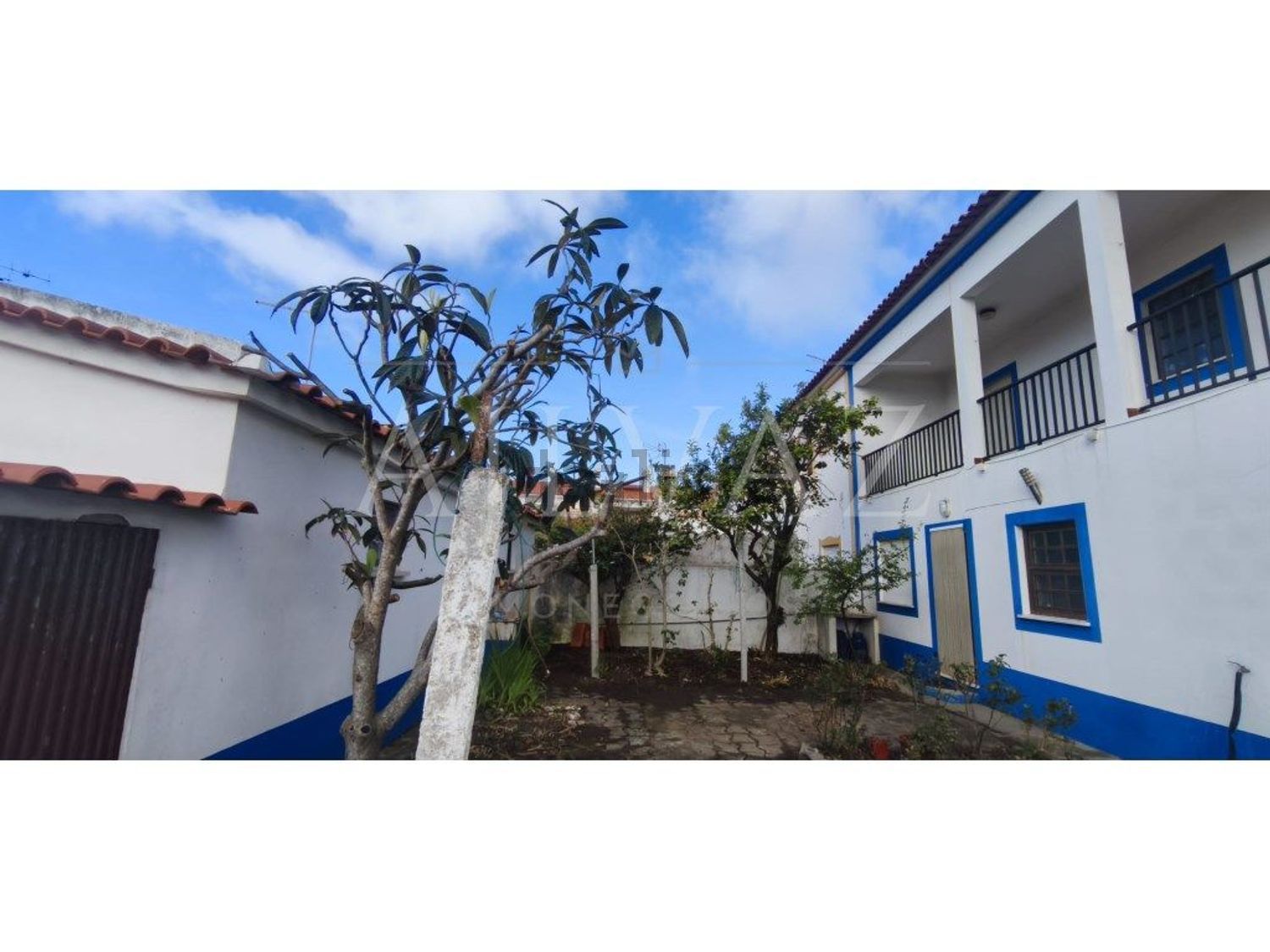 小楼房或独栋别墅出售在Bairro Social - 外立面