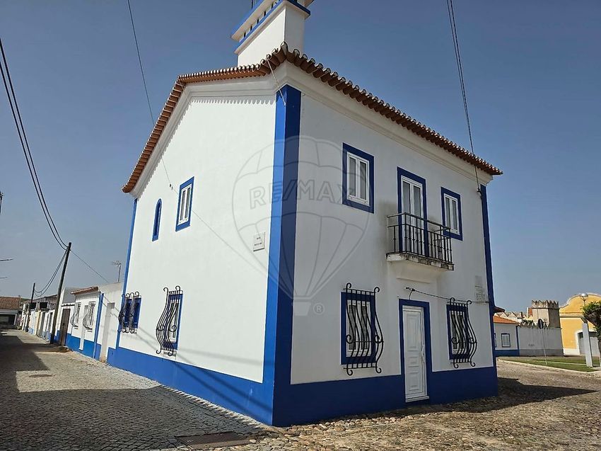 小楼房或独栋别墅出售在Rua Consiglieri Pedroso