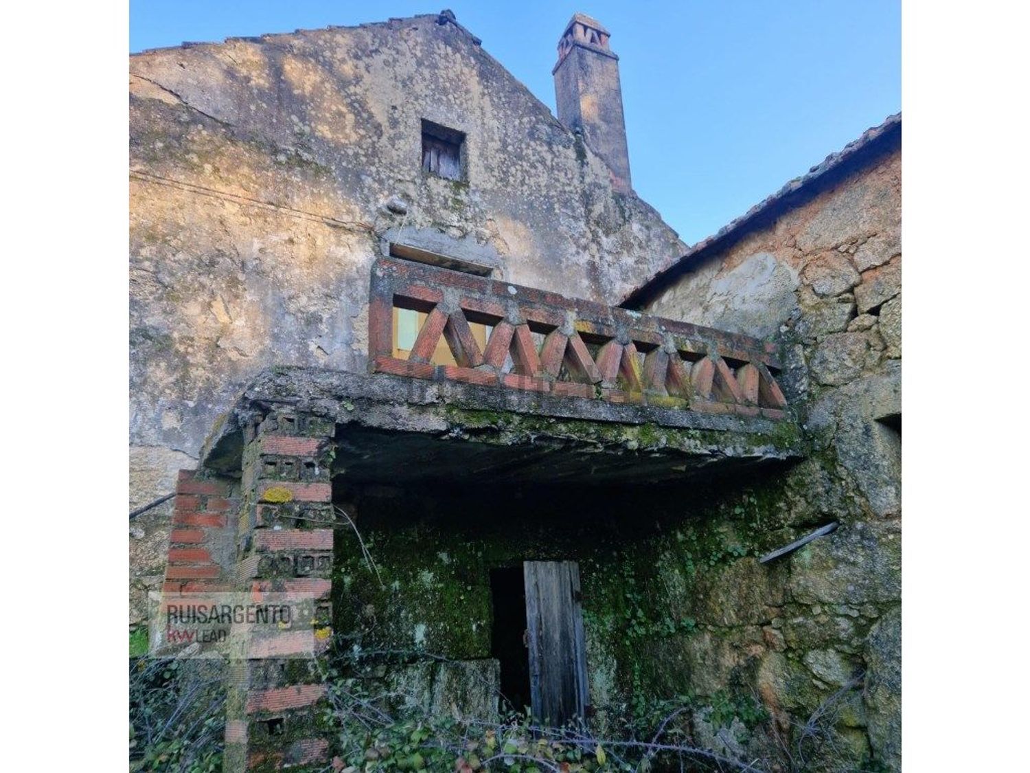 小楼房或独栋别墅出售在Rua de Santo Antão - 外立面