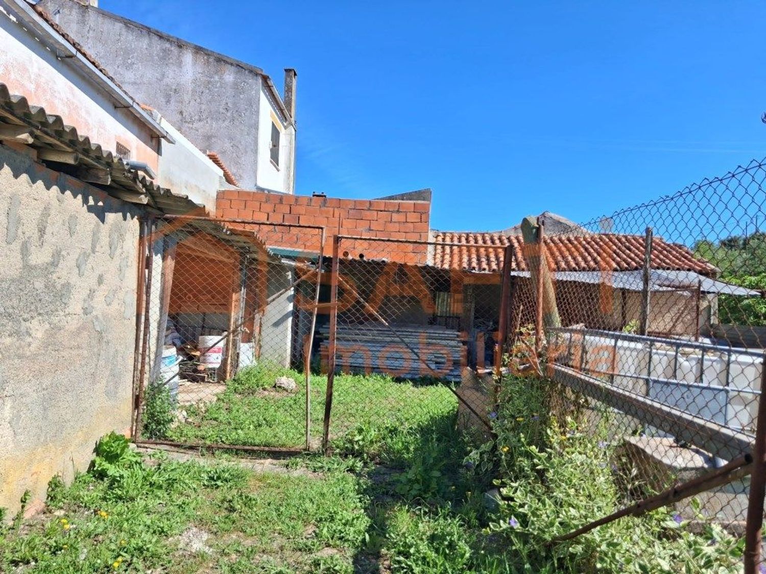 小楼房或独栋别墅出售在Rua Mouchão, 4 - 外立面