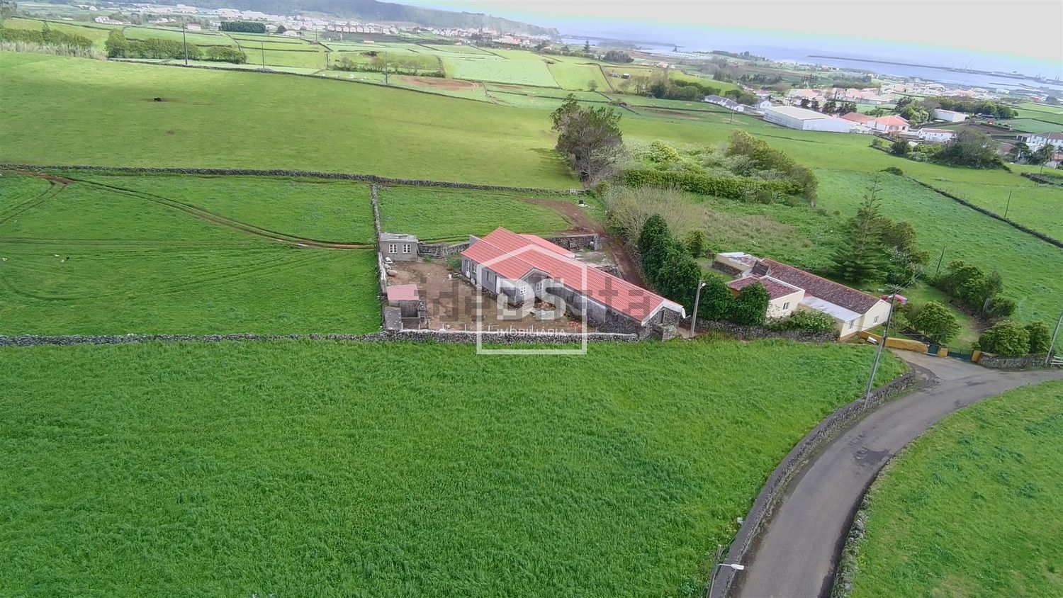 联排别墅出售在Praia da Vitória (Santa Cruz) - 花园