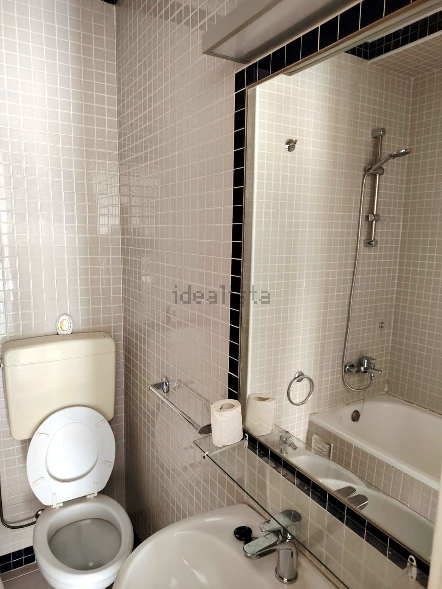 出租公寓 t2在Rua Maria Matos, 1 - 卫生间