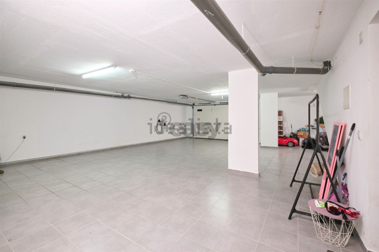 双拼别墅出售在Rua das Giestas, 1 - 停车位