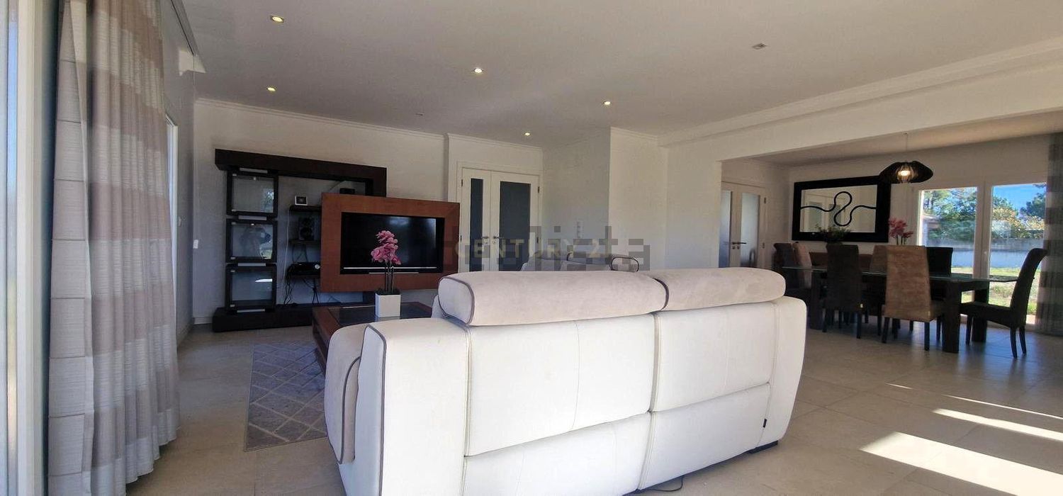 出租小楼房或独栋别墅在Casal do Sapo - 客厅