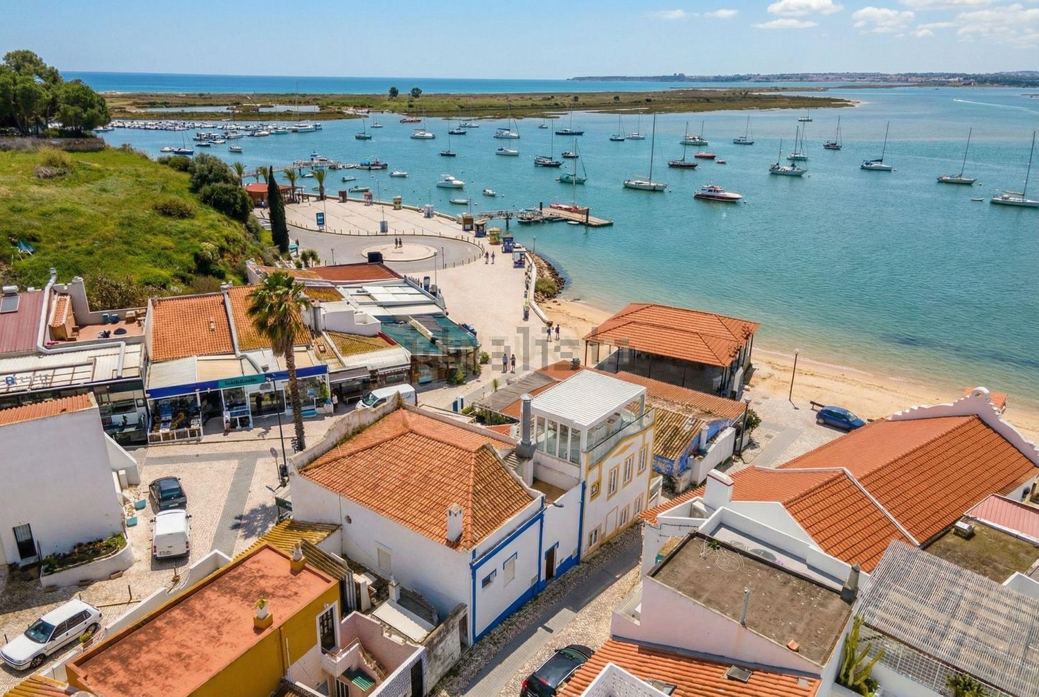 小楼房或独栋别墅出售在Largo da Ribeira, 7 - 视线