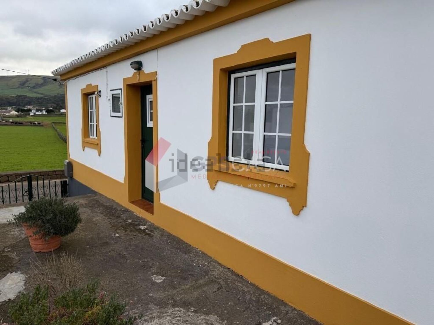 小楼房或别墅出售在Praia da Vitória (Santa Cruz) - 外立面