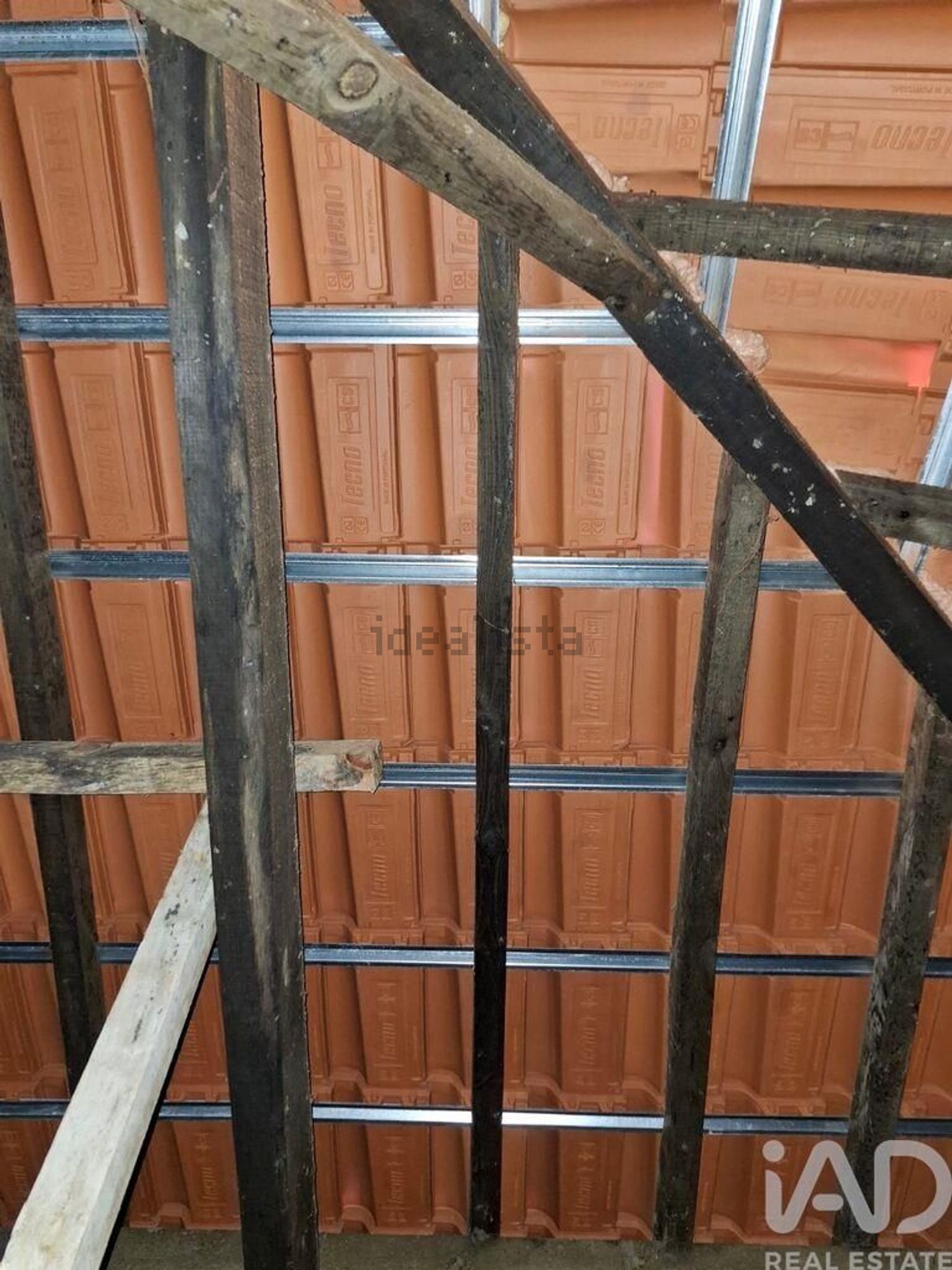小楼房或独栋别墅出售在Lordelo - 详情