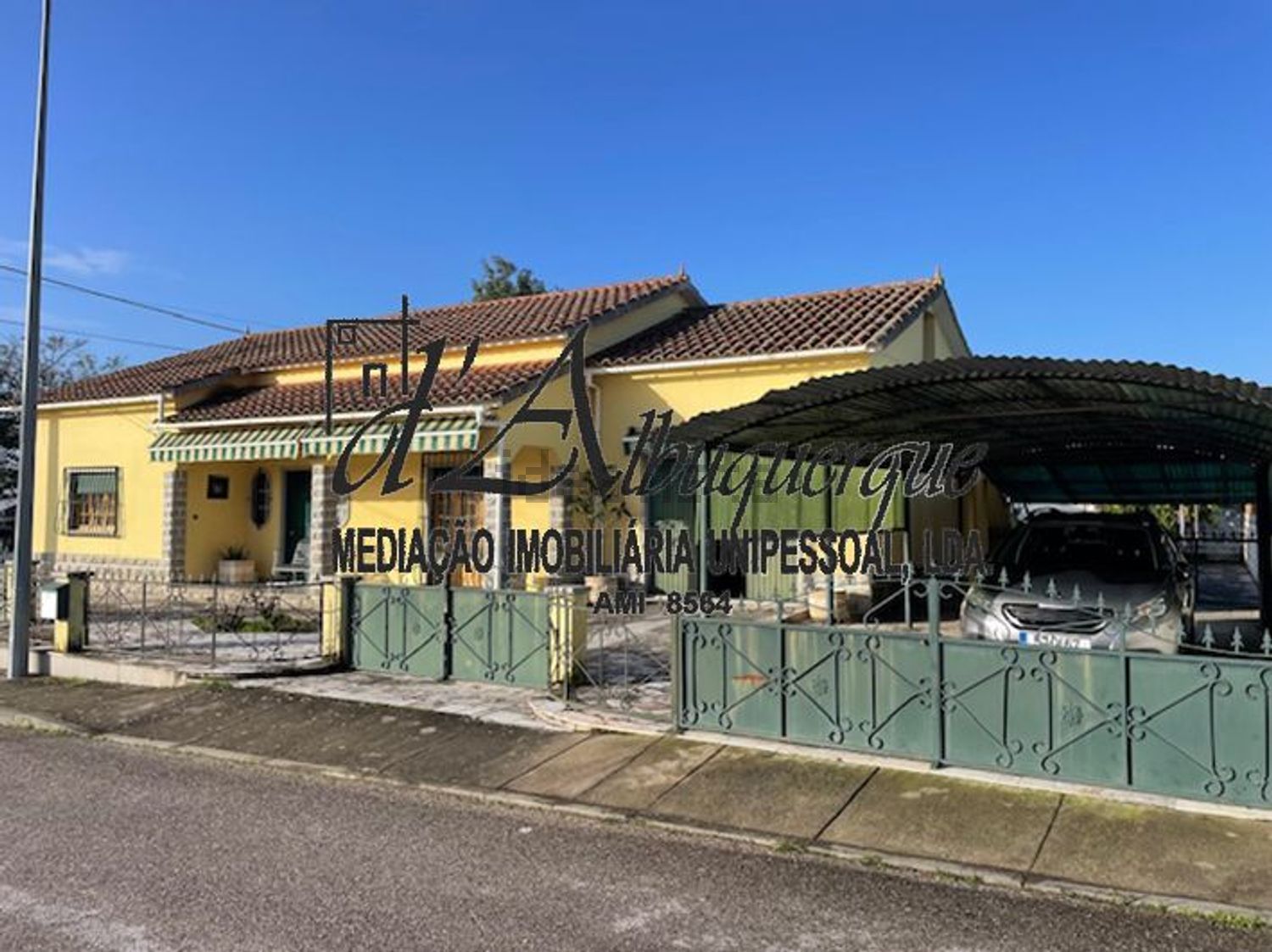 小楼房或独栋别墅出售在Rua da Estação - 外立面