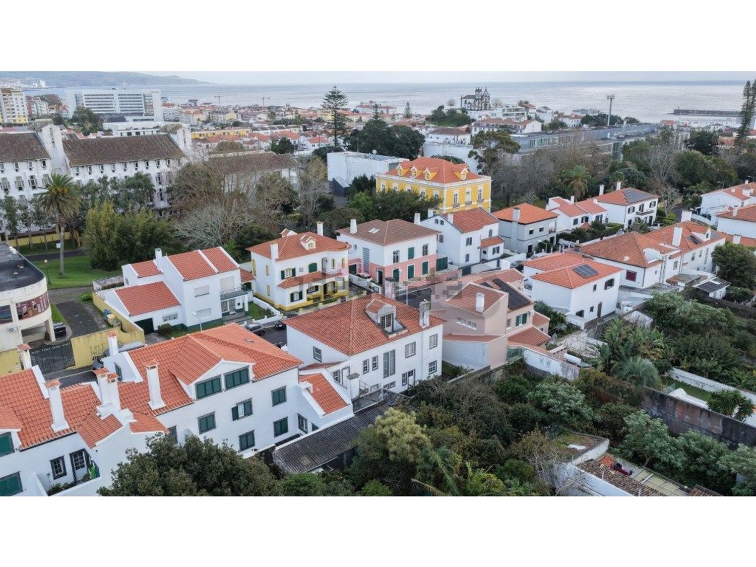 小楼房或独栋别墅出售在Rua Doutor Victorino Nemésio - 照片