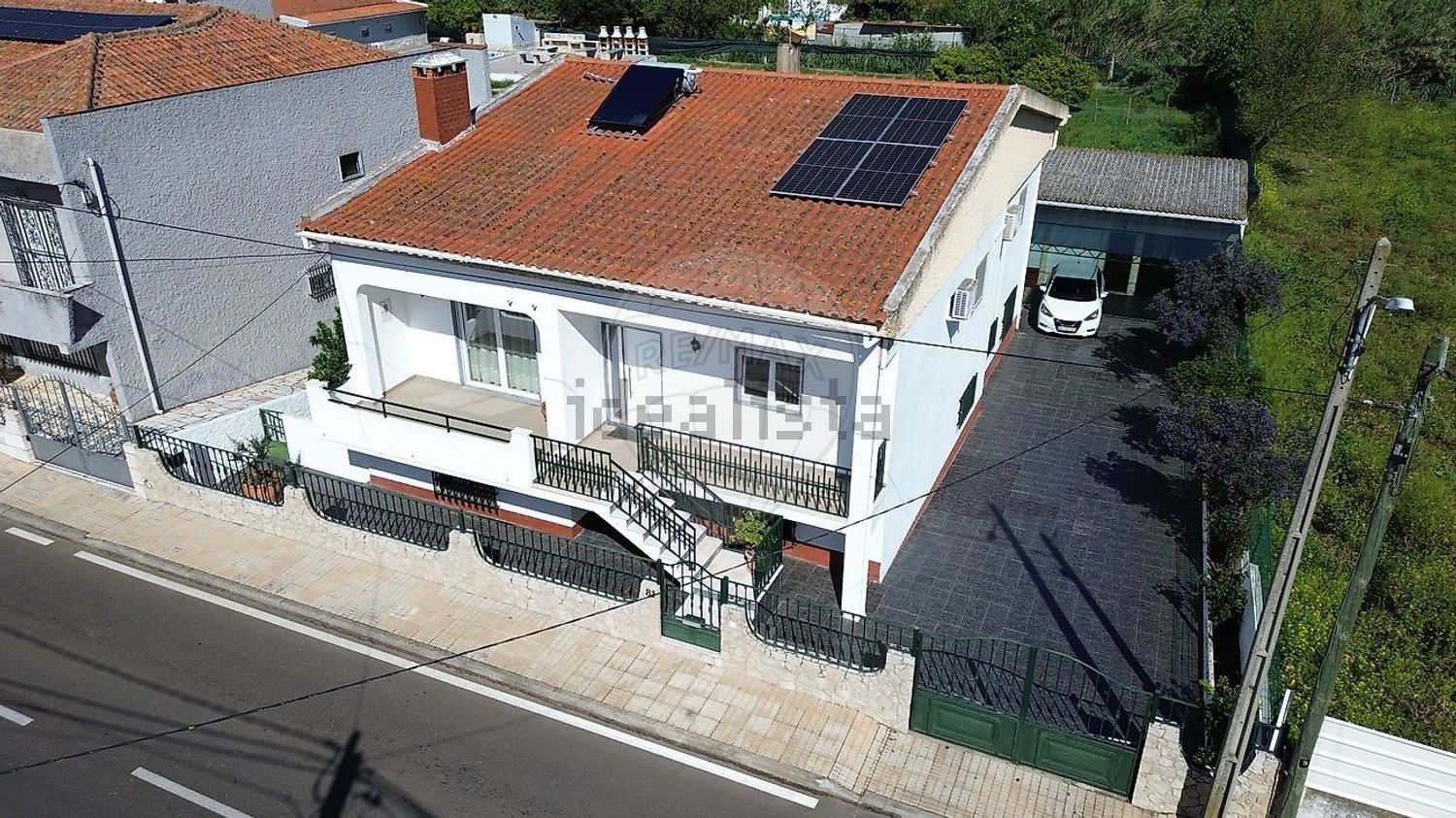 小楼房或独栋别墅出售在Estrada do Caia - 外立面