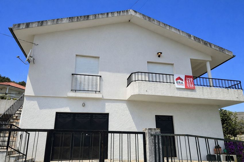小楼房或独栋别墅出售在Rua de Penada