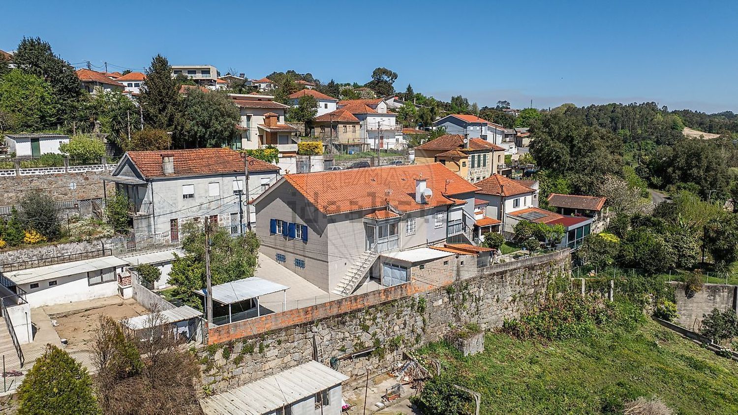 小楼房或独栋别墅出售在Rua São Miguel - 外立面