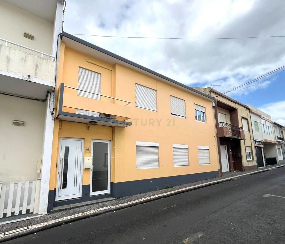 小楼房或独栋别墅出售在Rua do Negrāo, 49