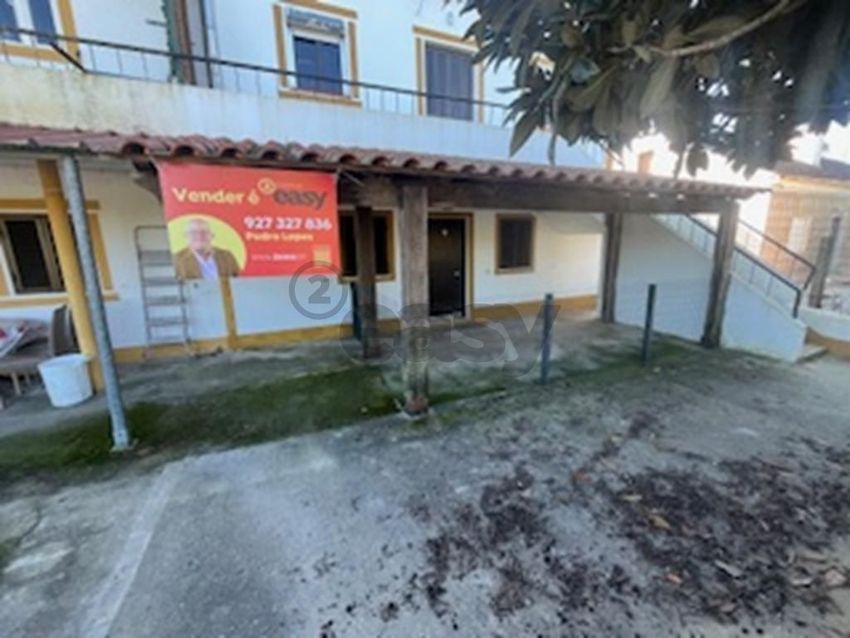 小楼房出售在Largo Professor Doutor Banha de Andrade, 9