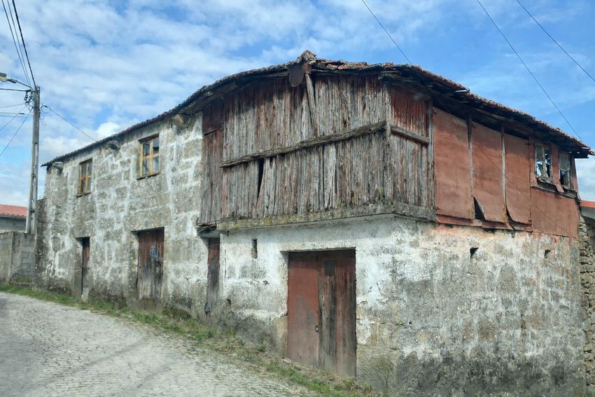小镇楼房出售在Mouçós e Lamares