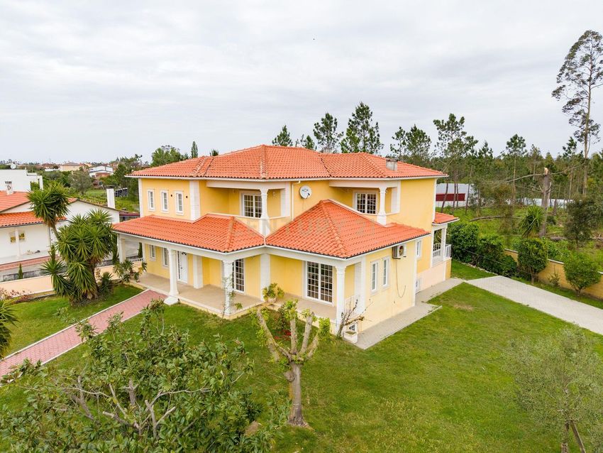 小楼房或独栋别墅出售在Rua Principal, 85