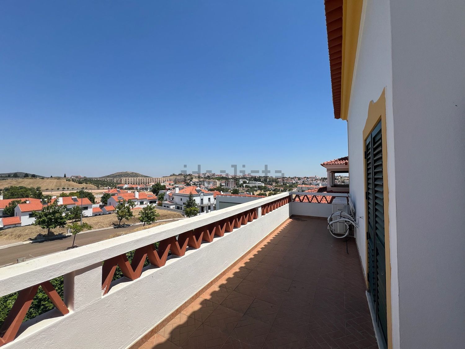 小楼房或独栋别墅出售在Rua Jacinta do Carmo Bucho, 4 - 阳台