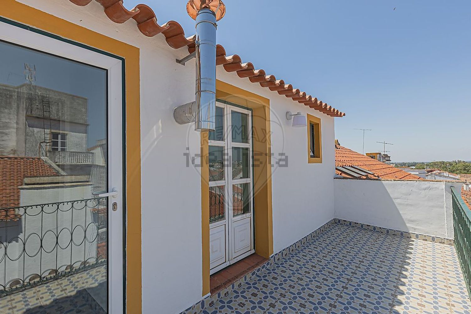 小楼房或独栋别墅出售在Rua do Raimundo - 阳台