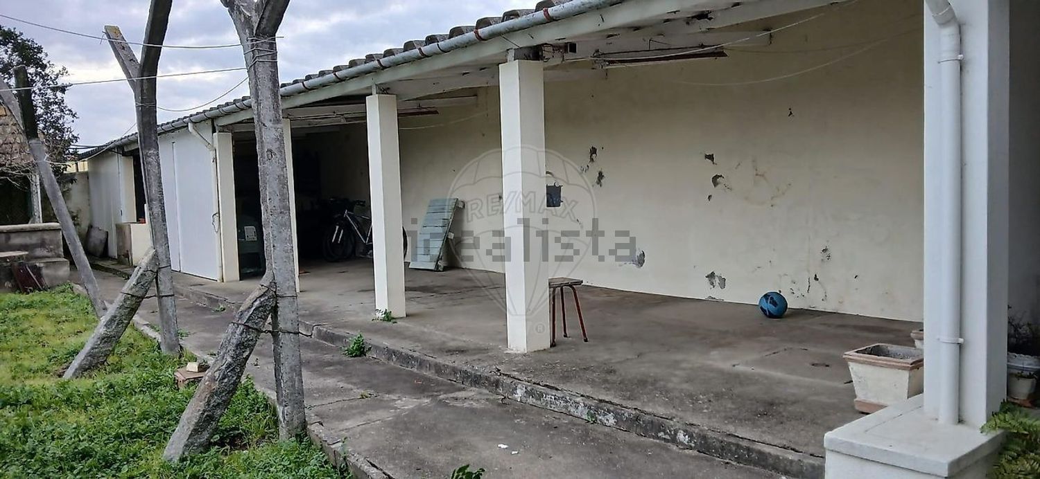 小楼房或独栋别墅出售在Rua da Estrada Principal - 停车位