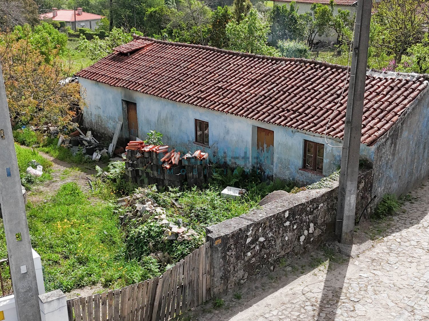 小楼房或独栋别墅出售在Rua do Barrio - 外立面