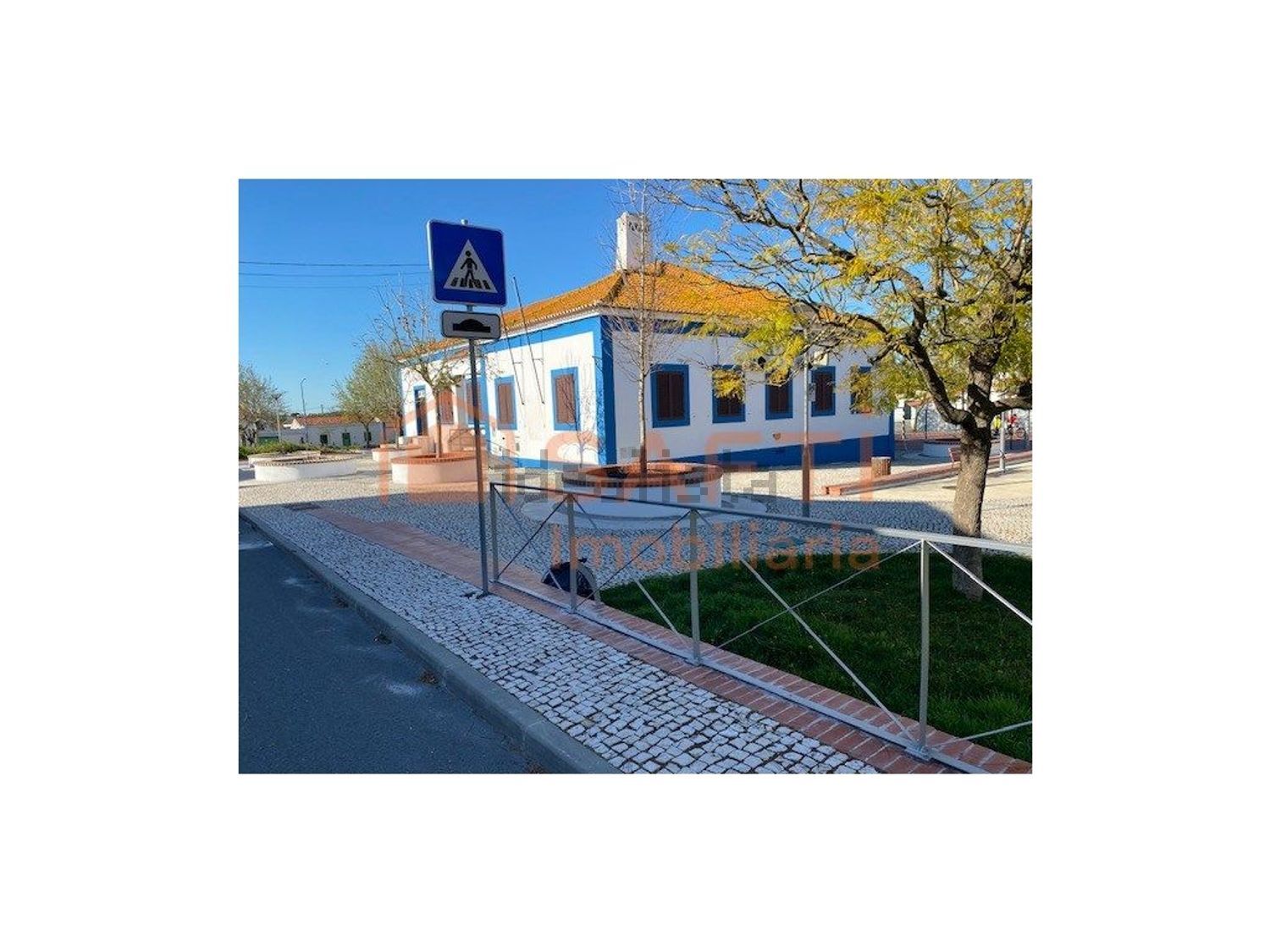 小楼房或独栋别墅出售在Rua Doutor Ernesto Góis, 16 - 外立面