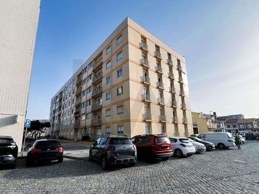 公寓 t3出售在Praça Doutor José Maria de Sousa Pereira, 51