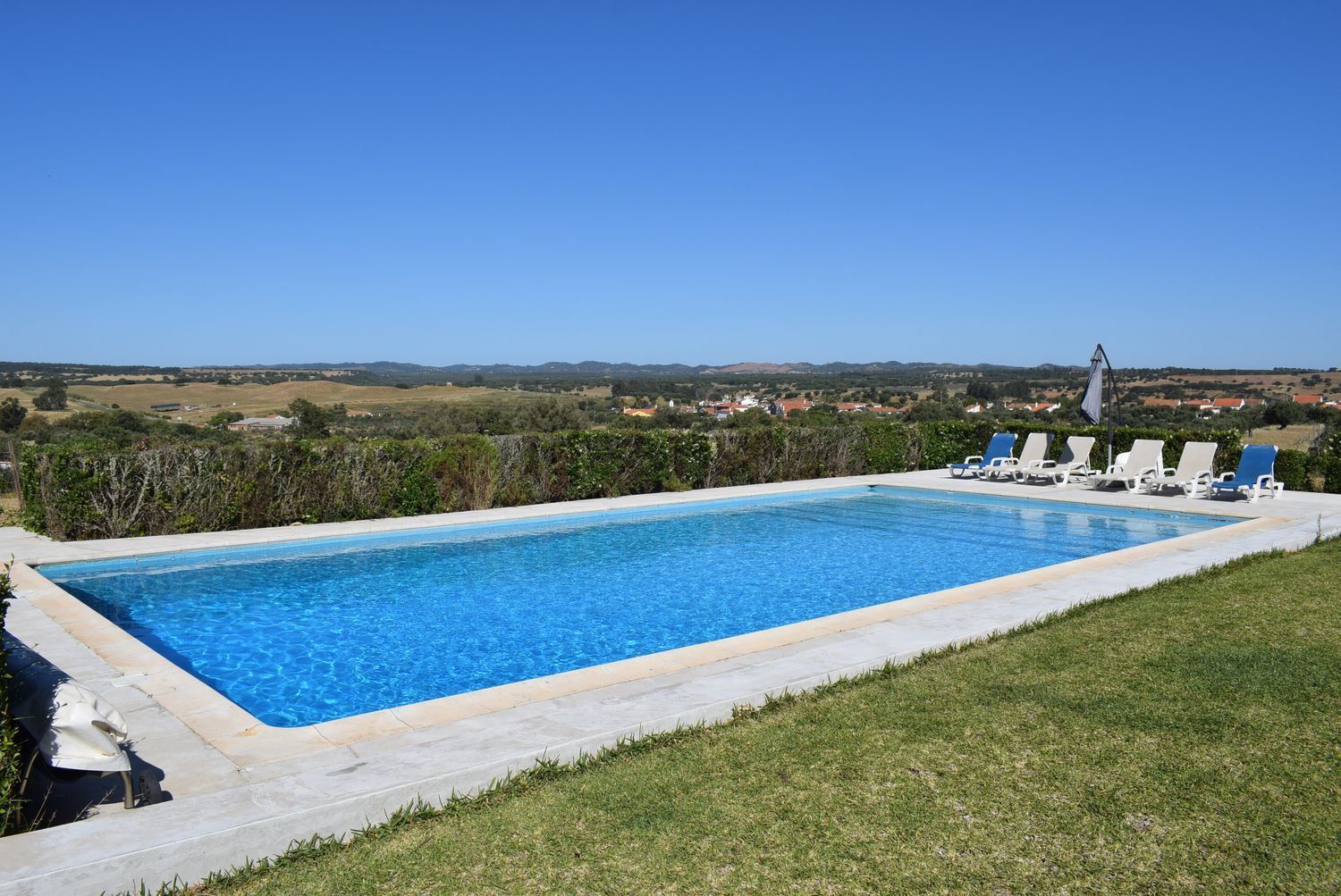 小楼房或独栋别墅出售在Ourique - 游泳池