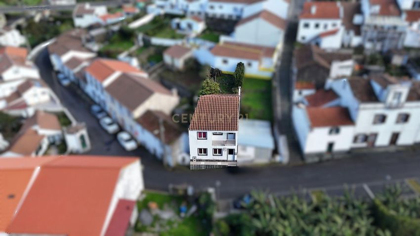 小楼房或独栋别墅出售在Rua Jorge M. Reis Machado s/n