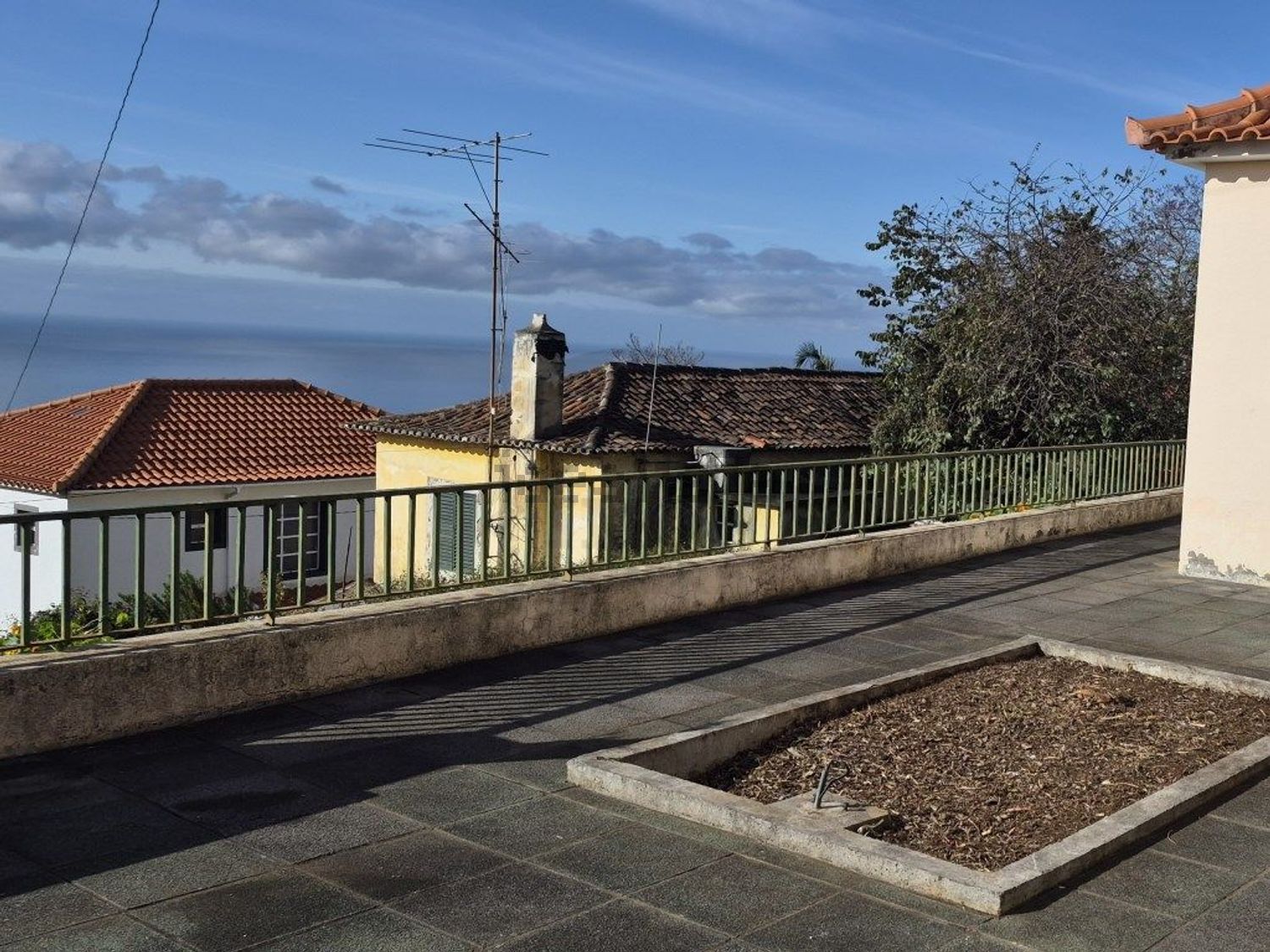 小楼房或独栋别墅出售在Beco da Quinta do Salvador - 阳台