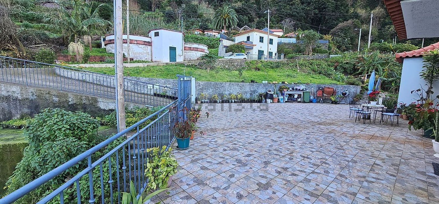 小楼房或独栋别墅出售在Estrada da Lombada - 花园