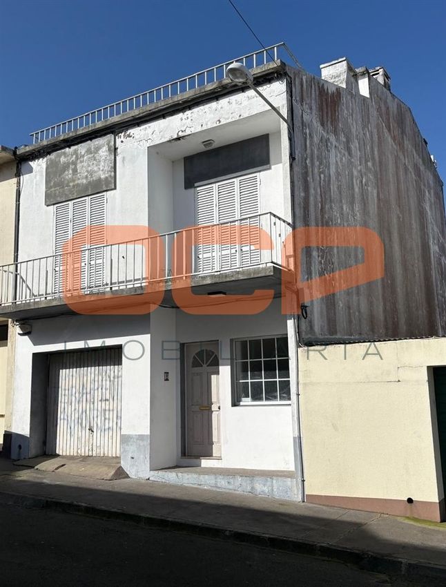 小楼房或独栋别墅出售在Rua da Ilha Terceira, 38