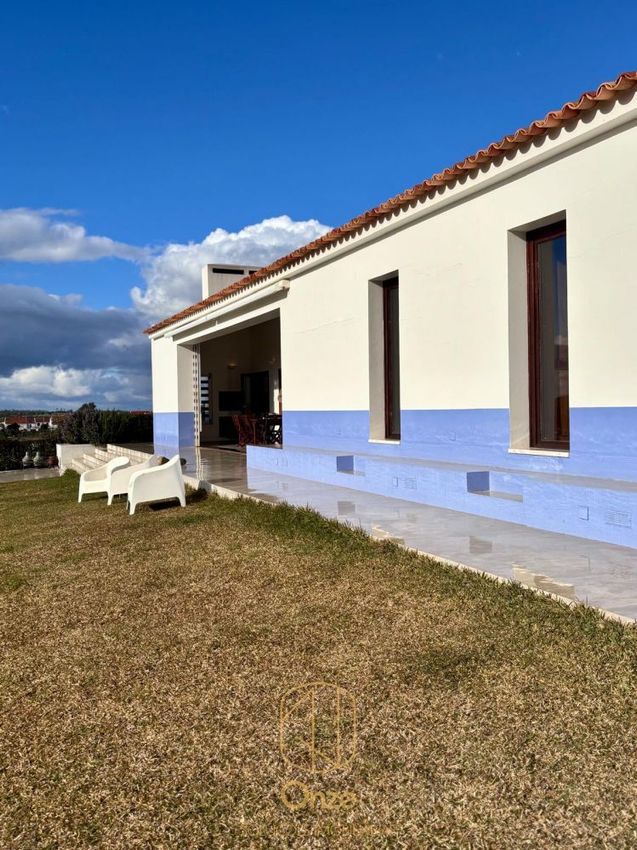 小楼房或独栋别墅出售在Garvão e Santa Luzia