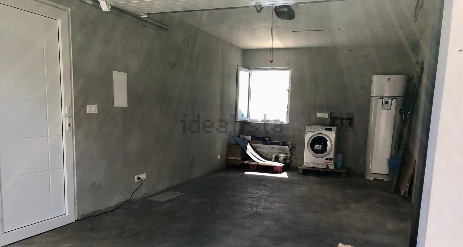 小楼房或独栋别墅出售在Caminho da Serretinha, 9700 -345 - 仓库