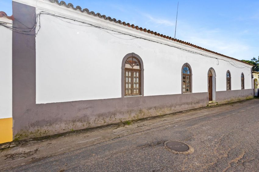 小楼房或独栋别墅出售在Rua do Outeiro