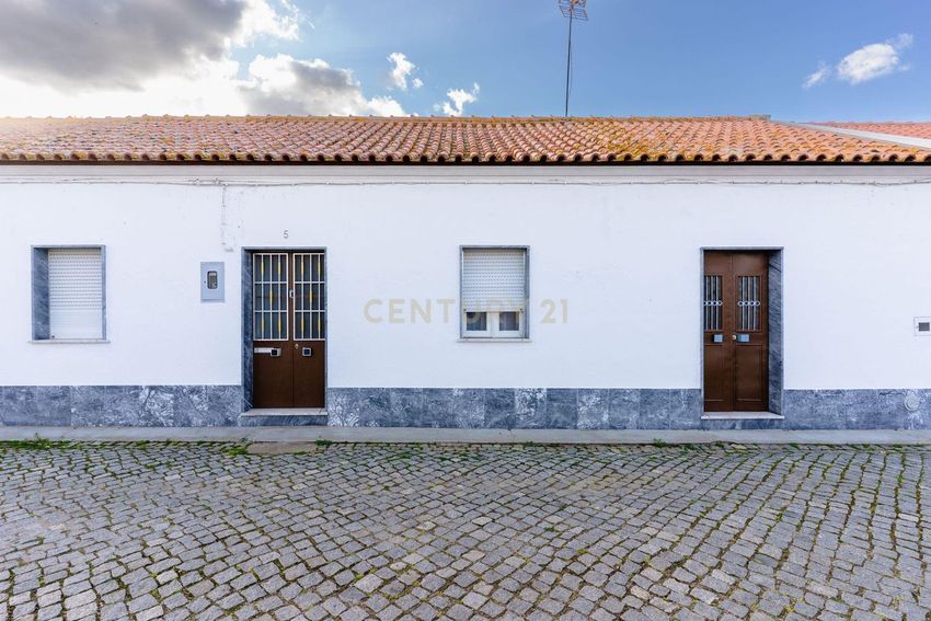 联排别墅出售在São Manços e São Vicente do Pigeiro