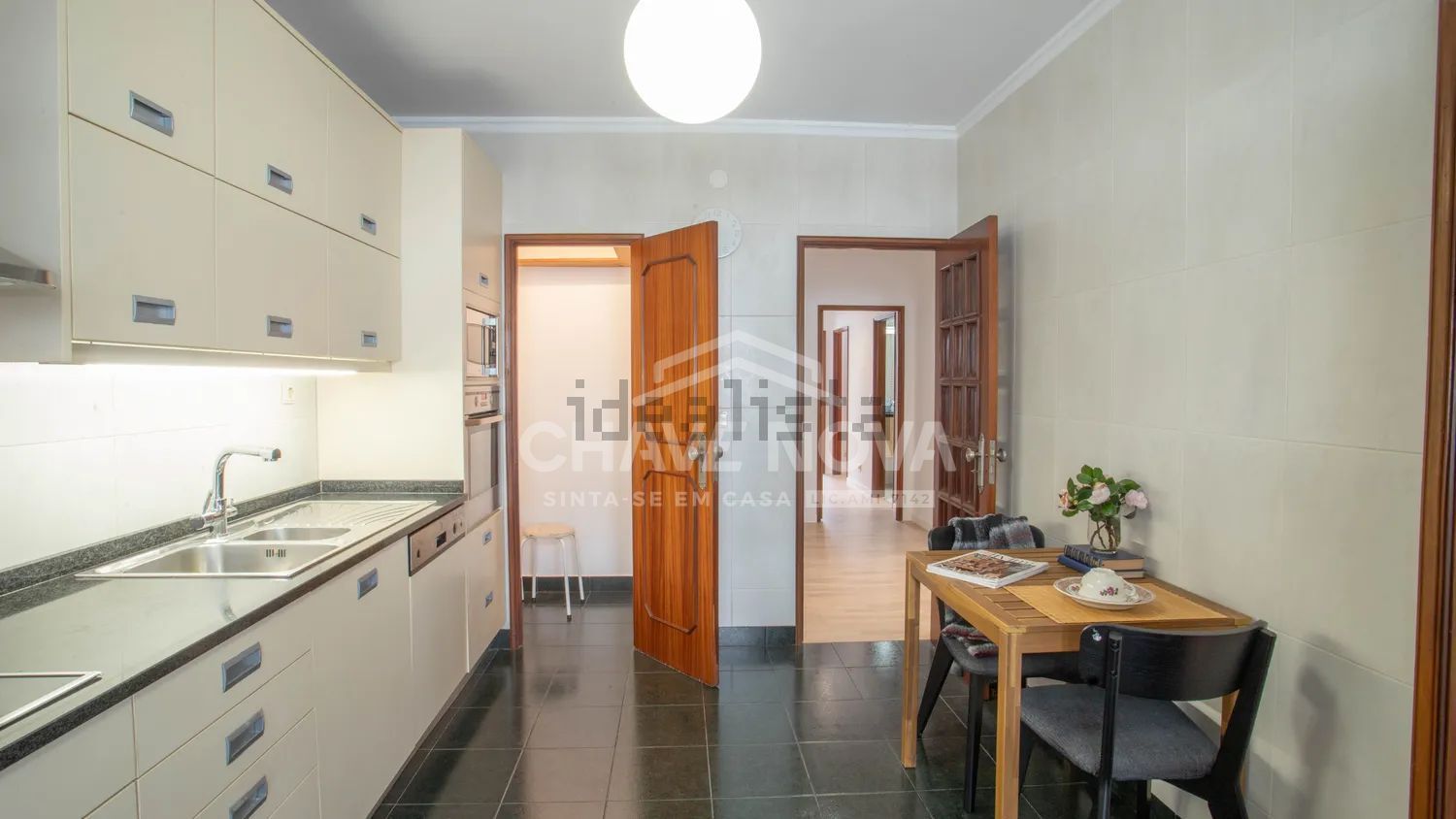 公寓 t3出售在Avenida Manuel Pinto de Azevedo s/n - 厨房