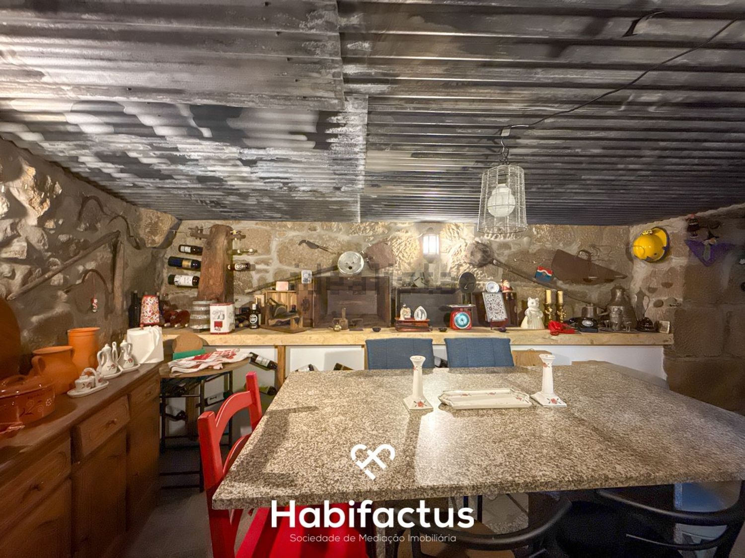 小楼房或独栋别墅出售在Ribafeita - 地下室