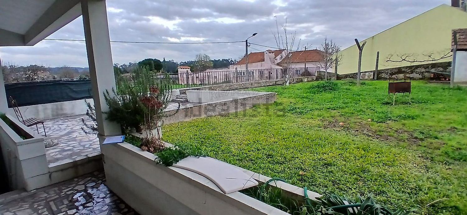 小楼房或独栋别墅出售在Rua da Estrada Principal - 花园