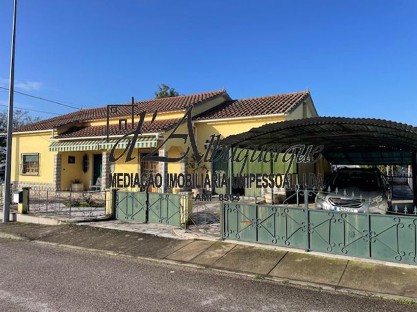 小楼房或独栋别墅出售在Rua da Estação