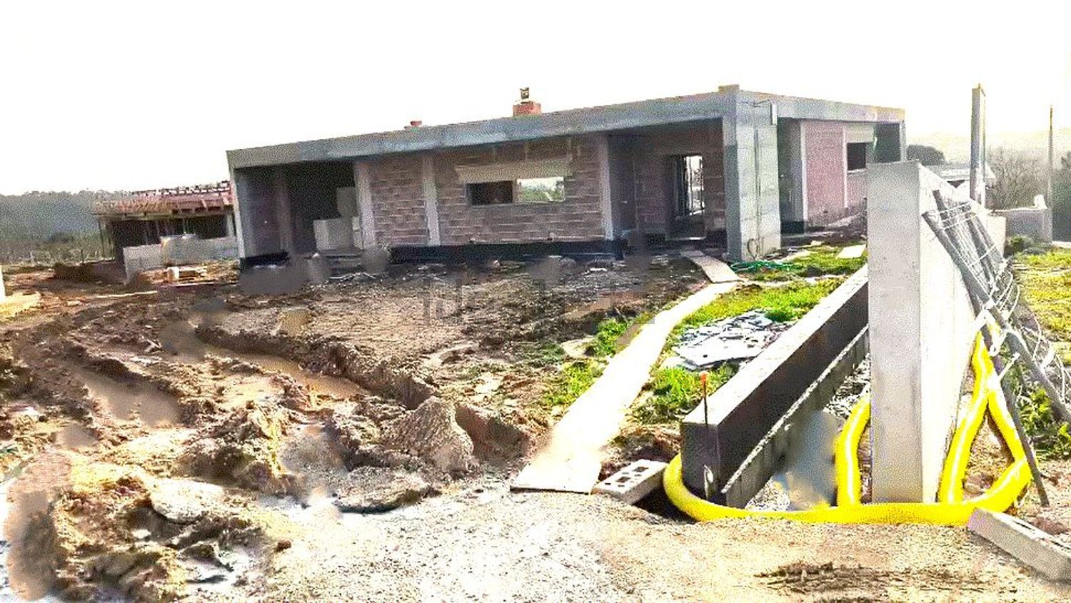 小楼房或独栋别墅出售在Rua da Sobreira s/n - 外立面