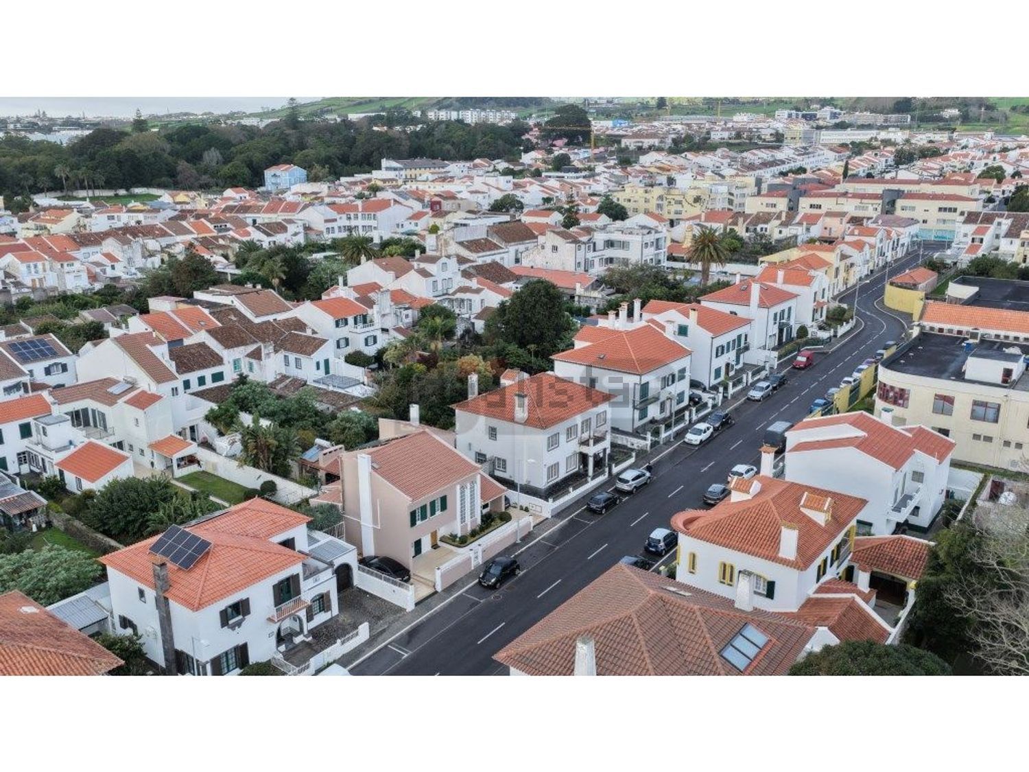 小楼房或独栋别墅出售在Rua Doutor Victorino Nemésio - 照片