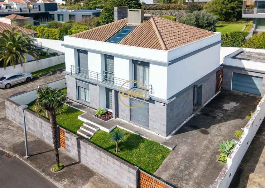 小楼房或独栋别墅出售在Ponta Delgada (Santa Clara)