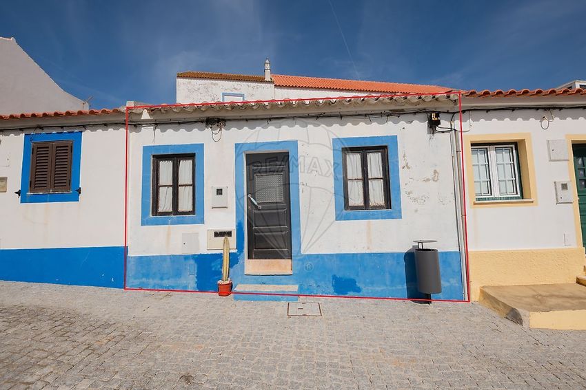 小楼房或独栋别墅出售在São Teotónio