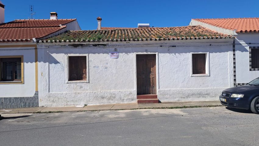 小镇楼房出售在Rua da Coutada, 9