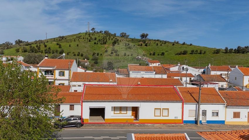 小楼房或独栋别墅出售在São Salvador e Santa Maria