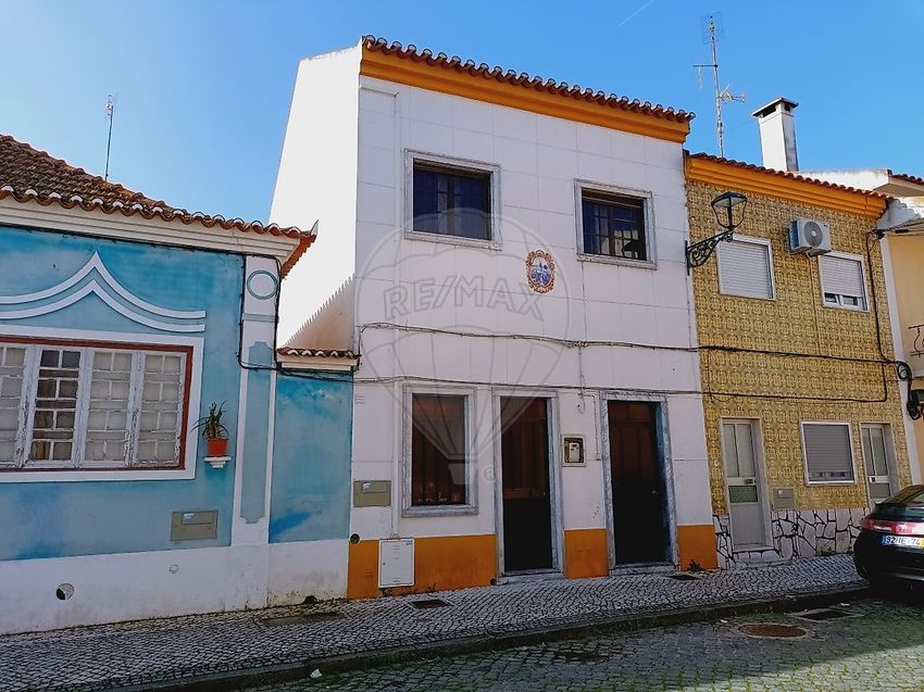 小楼房或独栋别墅出售在Rua Mouzinho de Albuquerque